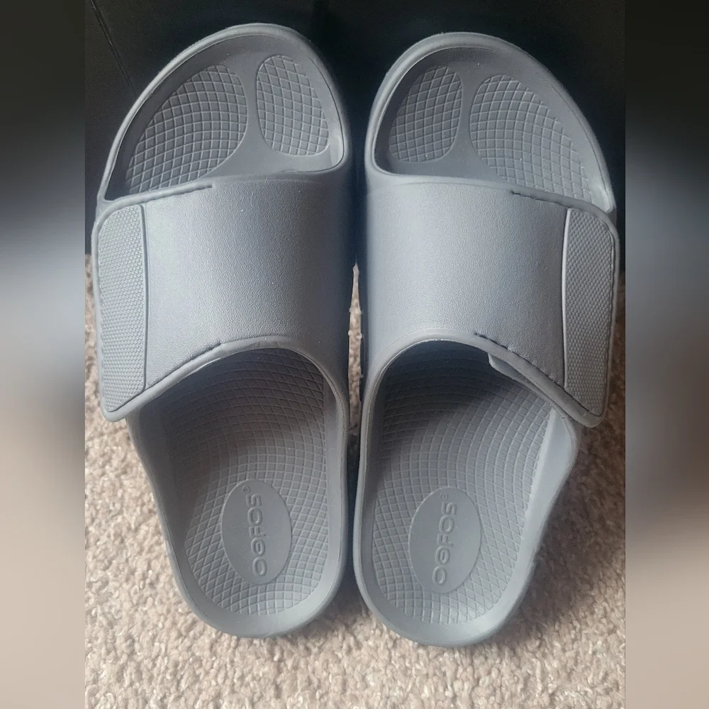 Gray OOFOS Men's Recovery Sandals